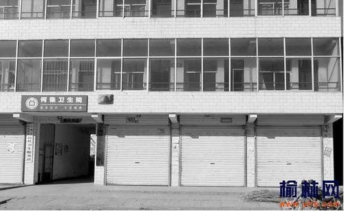何集鎮(zhèn)何集衛(wèi)生院大門雖然敞開，但兩層近二十間病房空無一人。記者邊瑞攝