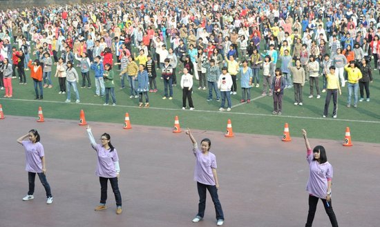 重慶南開中學體育老師將其改編成適合中學生的課間操