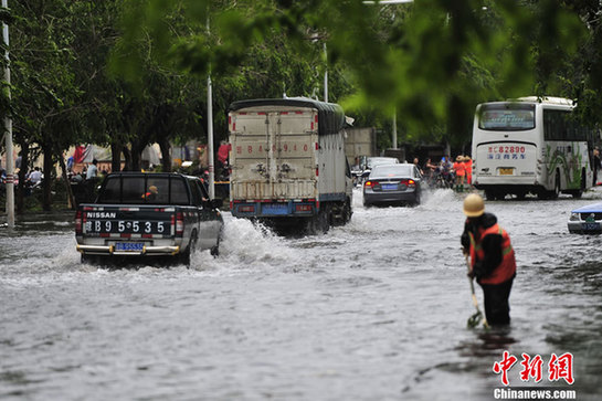 臺風山神過境三亞大風暴雨 市民街上下網(wǎng)捕魚