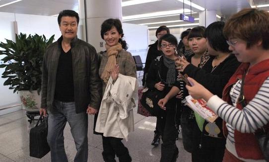趙雅芝被老公攙扶恩愛(ài)亮相 破偷情遭家暴傳聞