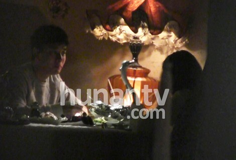 賈乃亮與岳母同行進餐 學習伺候愛妻李小璐的招數(shù)