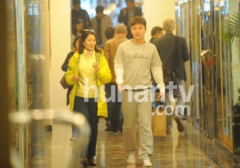 賈乃亮與岳母同行進餐 學習伺候愛妻李小璐的招數(shù)