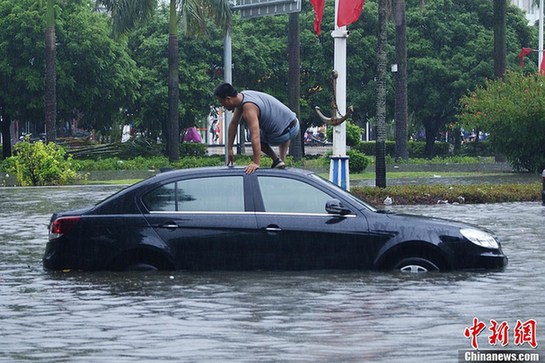 臺(tái)風(fēng)山神襲廣西交通癱瘓 車輛被淹司機(jī)車頂脫困