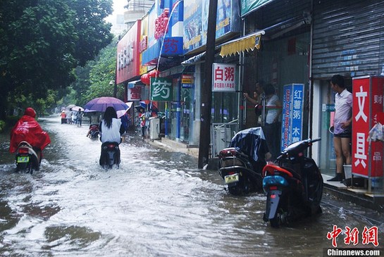 臺(tái)風(fēng)山神襲廣西交通癱瘓 車輛被淹司機(jī)車頂脫困