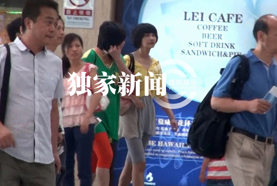 楊雪素顏帶女兒外出 當(dāng)眾與老公深情吻別秀恩愛(ài)
