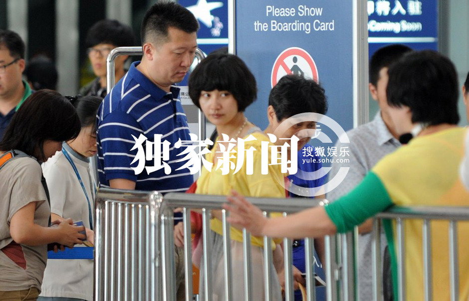 楊雪素顏帶女兒外出 當(dāng)眾與老公深情吻別秀恩愛(ài)