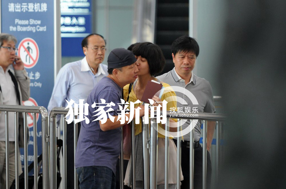楊雪素顏帶女兒外出 當(dāng)眾與老公深情吻別秀恩愛(ài)