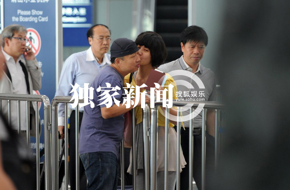 楊雪素顏帶女兒外出 當(dāng)眾與老公深情吻別秀恩愛(ài)