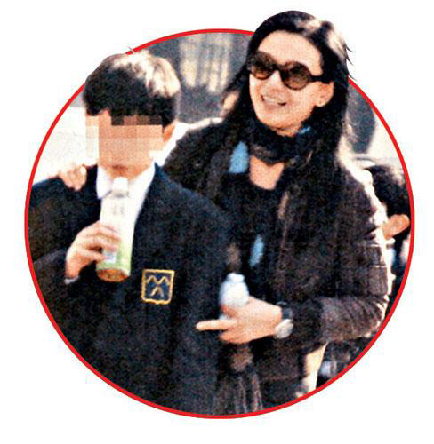 47歲曾華倩13歲愛(ài)子林浩賢曝光 就讀名校擅長(zhǎng)游泳
