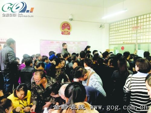 小小的婚姻登記處，擠滿了要離婚的人。
