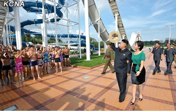 金正恩夫人李雪主50天后再亮相 與金正恩看演出