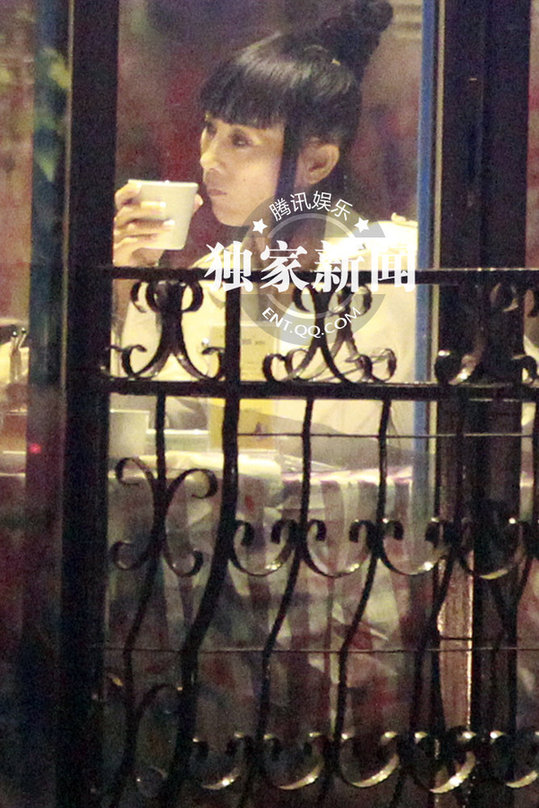 艷星白靈藍(lán)燕約會(huì)當(dāng)眾玩親親 同性戀情疑曝光