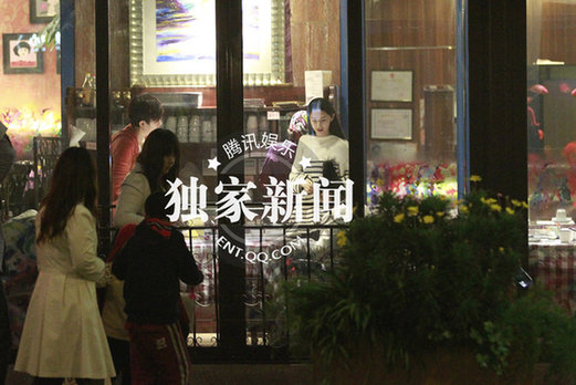 艷星白靈藍(lán)燕約會(huì)當(dāng)眾玩親親 同性戀情疑曝光