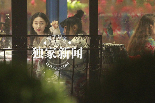 艷星白靈藍燕約會當眾玩親親 同性戀情疑曝光