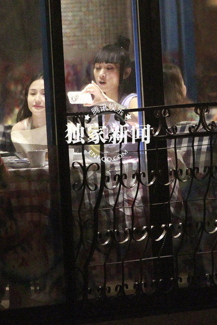 艷星白靈藍(lán)燕約會(huì)當(dāng)眾玩親親 同性戀情疑曝光