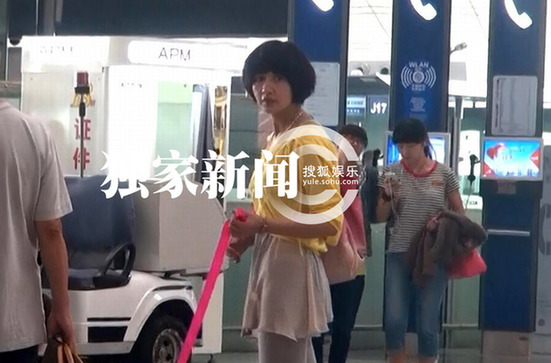 內(nèi)地版李嘉欣楊雪帶女兒外出 與老公深情吻別