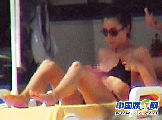張曼玉暴瘦與舊愛(ài)露點(diǎn)戲水照曝光