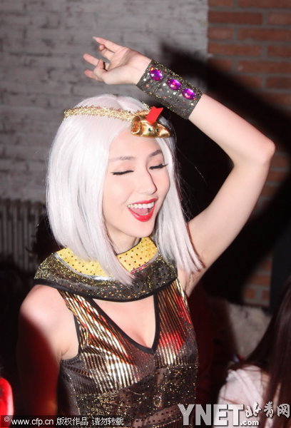 萬圣節(jié)派對(duì)群魔亂舞 劉雨欣秀豪乳藍(lán)燕搔首弄姿