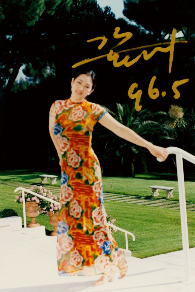 鞏俐昔日寫真 紅花旗袍展東方美