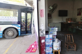 10月31日，株洲云龍示范區(qū)龍頭鋪鎮(zhèn)，T6路公交車與106路公交車發(fā)生追尾事故，106路公交車一頭撞上路邊的民居。圖/記者王偉