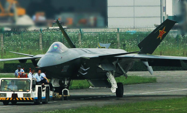 資料圖：牽引中的殲-20測(cè)試機(jī)。