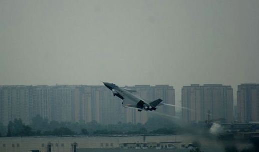 資料圖：殲-20戰(zhàn)機加力起飛，其機翼兩端出現(xiàn)兩道白色的渦流，感覺十分唯美。