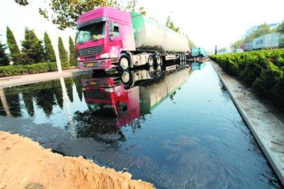 青島2油罐車(chē)追尾10噸原油泄露 路變百米黑河