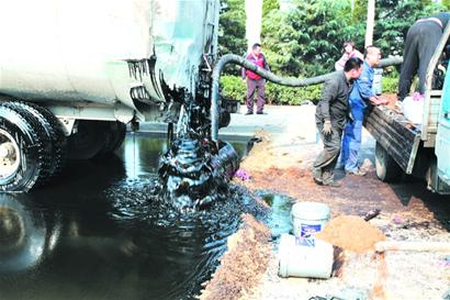 青島2油罐車(chē)追尾10噸原油泄露 路變百米黑河