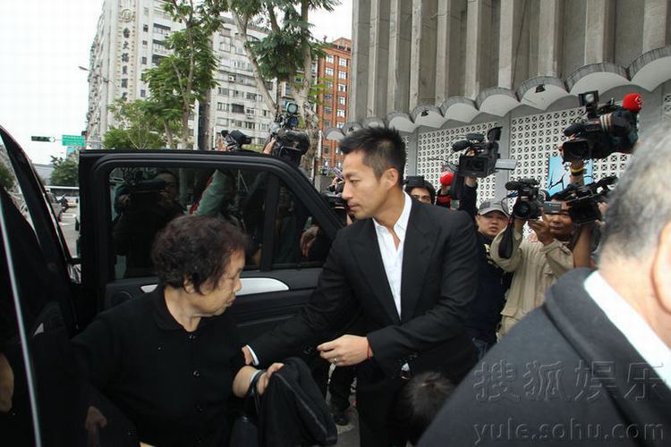 大S小S父親病逝追悼會舉行 汪小菲許雅鈞到場悼念