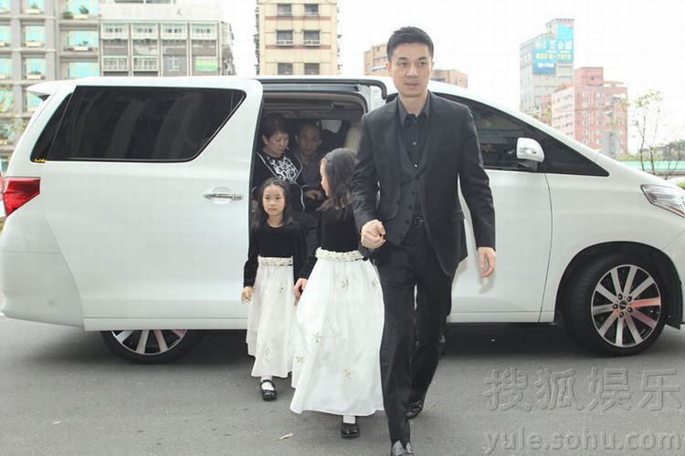 大S小S父親病逝追悼會(huì)舉行 汪小菲許雅鈞到場悼念