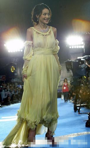 偏愛透視的女星 內衣乍隱乍現