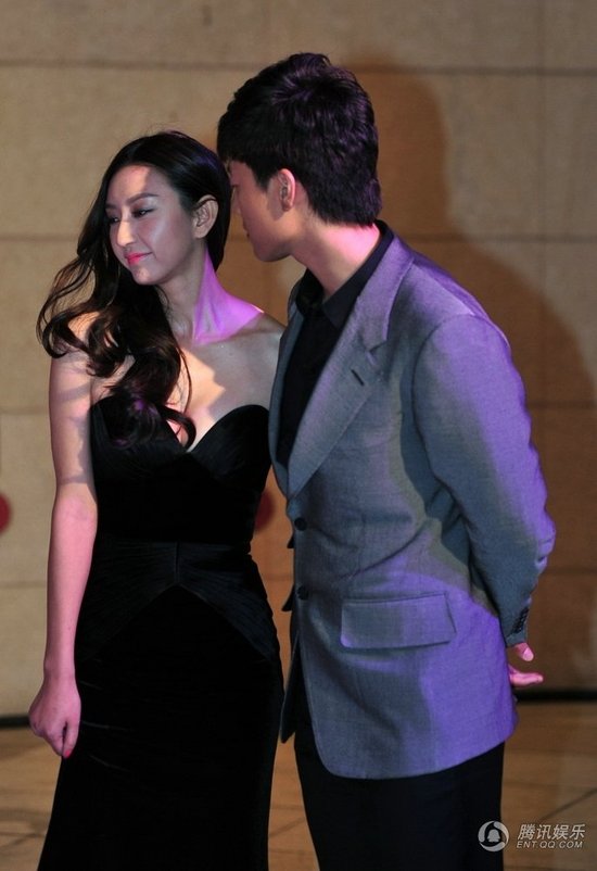 凌瀟肅唐一菲婚后首度同臺 攬腰耳語十指緊扣極盡恩愛