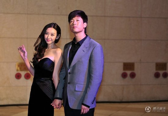 凌瀟肅唐一菲婚后首度同臺 攬腰耳語十指緊扣極盡恩愛