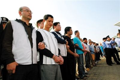 昨日，大陸警方將犯罪嫌疑人移交臺灣執(zhí)法部門。