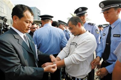 昨日，兩地警方換械移交犯罪嫌疑人儀式現(xiàn)場。