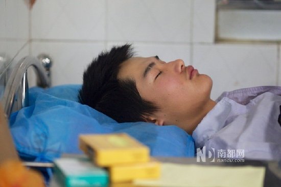 圖為被打傷的保安管飛龍被醫(yī)生診斷為全身多處軟組織挫傷，據(jù)其他保安介紹他到醫(yī)院后神志不是很清楚一直昏睡。 王子榮 攝