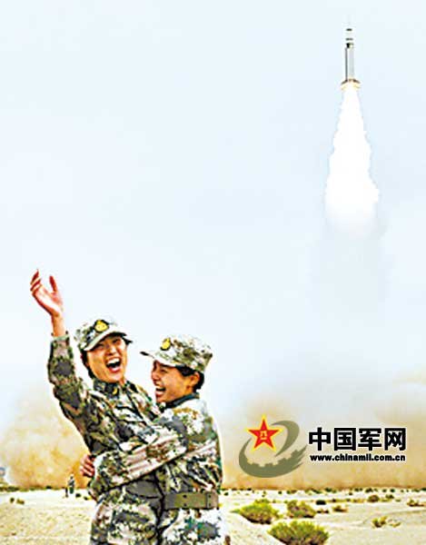 中國女兵走向作戰(zhàn)崗位:風(fēng)吹玉手煉鐵骨(圖)