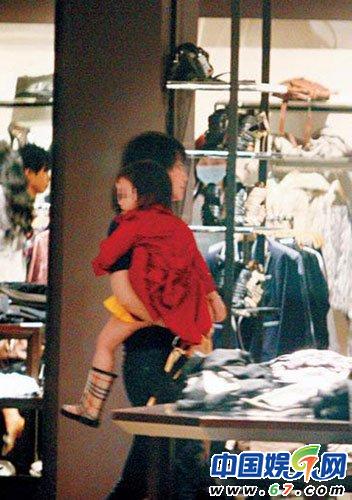 王菲女兒6歲開畫展名聲大噪 圖揭李嫣6年成長(zhǎng)史