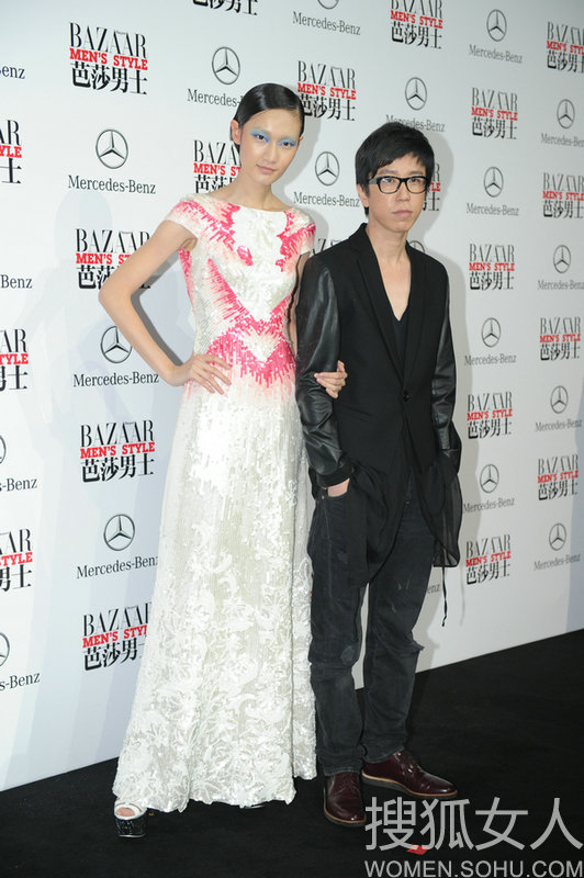 眾星助陣芭莎頒獎禮 內(nèi)地女星透視裝走紅毯搶鏡