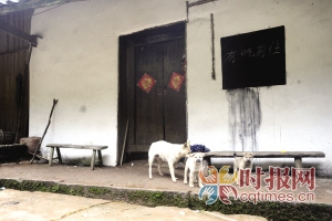 江津區(qū)中山鎮(zhèn)，愛情天梯下，徐朝清老人的兒子劉明生開設(shè)的小客棧，門前懸掛的黑板上寫著“有吃有住”專門方便去天梯感受愛情的游人