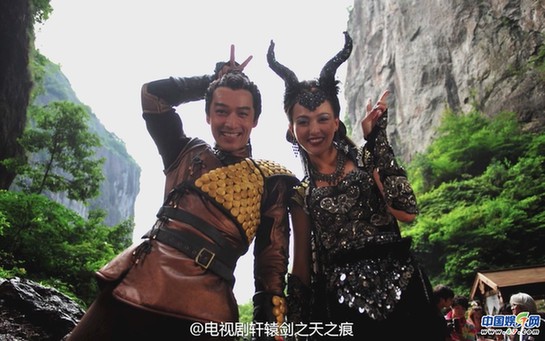 明星拍戲期間自?shī)首詷?lè)