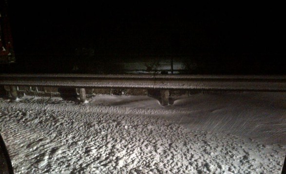 北京大雪高速積雪嚴重致?lián)矶?武警給司機送飯