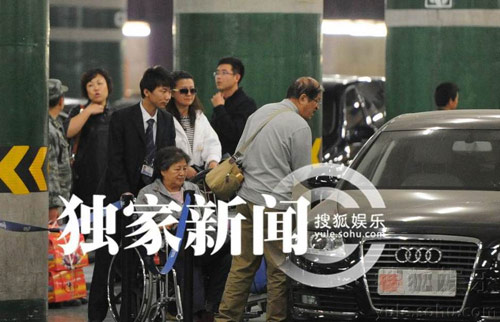 李幼斌開豪華軍車顯霸氣