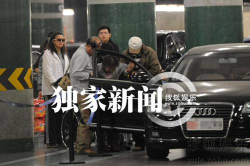 李幼斌開(kāi)豪華軍車顯霸氣