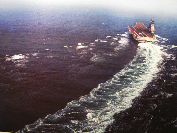 資料圖：遼寧艦航母大機動轉(zhuǎn)彎。