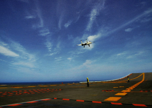 資料圖：殲-15艦載機飛過遼寧艦上空。