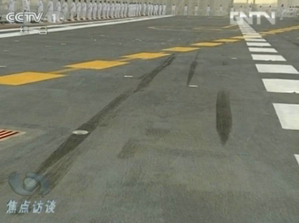 資料圖：甲板上清晰的艦載機留下的輪胎印。