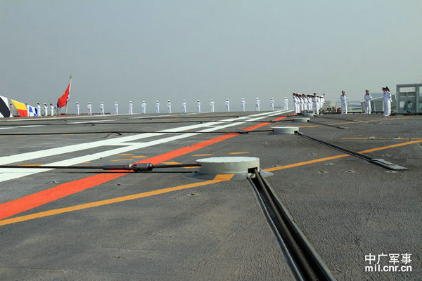 資料圖：遼寧艦飛行甲板上的攔阻索。