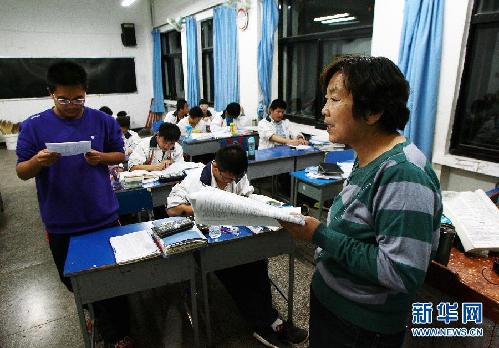 （十八大代表風采錄·圖文互動）（3）不讓一個學生掉隊——記甘肅省嘉峪關市酒鋼三中教師閆桂珍
