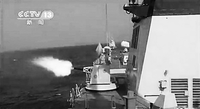艦上主炮射擊目標(biāo)。
